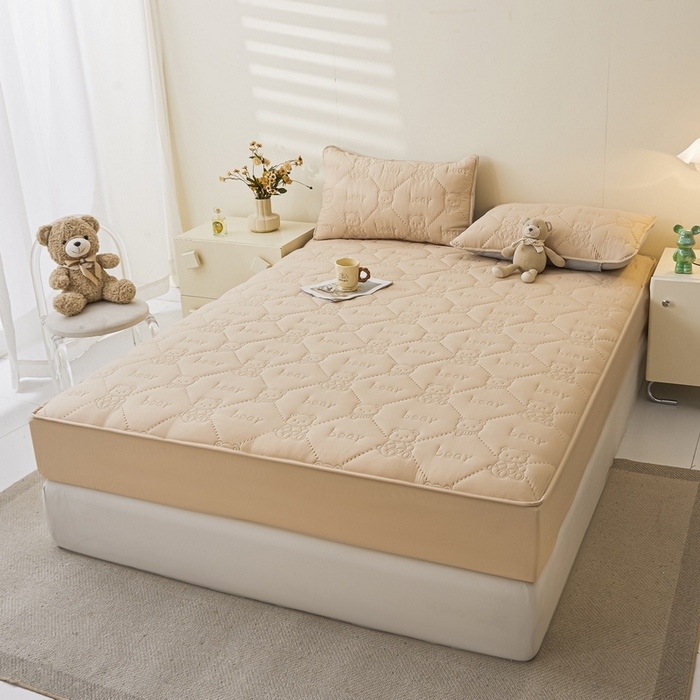 91家纺网 家纺一手货源 找家纺 LIFE.丽芙 2025新款磨毛单件超声波小熊夹棉防水床笠三件套 小熊防水夹棉床笠-奶茶