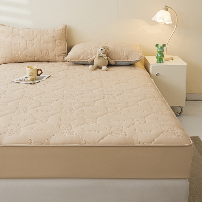 91家纺网 家纺一手货源 找家纺 LIFE.丽芙 2025新款磨毛单件超声波小熊夹棉防水床笠三件套 小熊防水夹棉床笠-奶茶