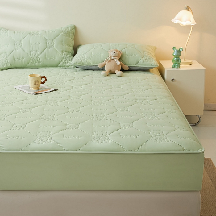 91家纺网 家纺一手货源 找家纺 LIFE.丽芙 2025新款磨毛单件超声波小熊夹棉防水床笠三件套 小熊防水夹棉床笠-松石绿