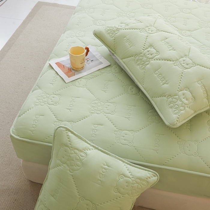 91家纺网 家纺一手货源 找家纺 LIFE.丽芙 2025新款磨毛单件超声波小熊夹棉防水床笠三件套 小熊防水夹棉床笠-松石绿