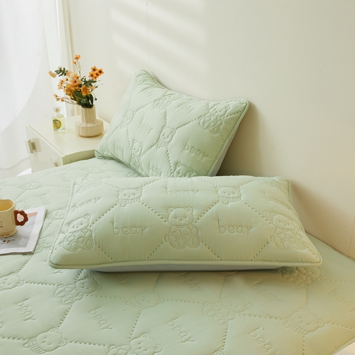 91家纺网 家纺一手货源 找家纺 LIFE.丽芙 2025新款磨毛单件超声波小熊夹棉防水床笠三件套 小熊防水夹棉床笠-松石绿