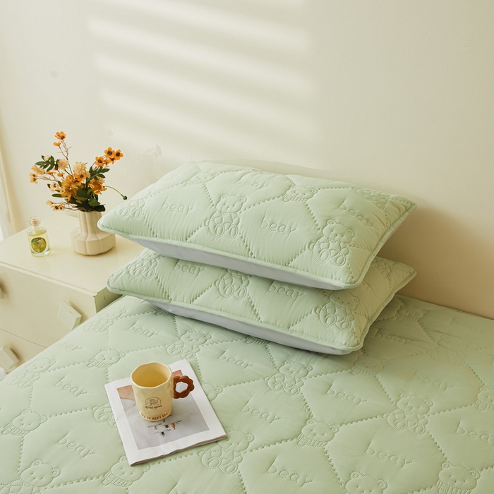 91家纺网 家纺一手货源 找家纺 LIFE.丽芙 2025新款磨毛单件超声波小熊夹棉防水床笠三件套 小熊防水夹棉床笠-松石绿