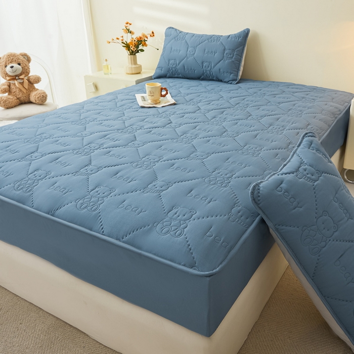 91家纺网 家纺一手货源 找家纺 LIFE.丽芙 2025新款磨毛单件超声波小熊夹棉防水床笠三件套 小熊防水夹棉床笠-宾利蓝