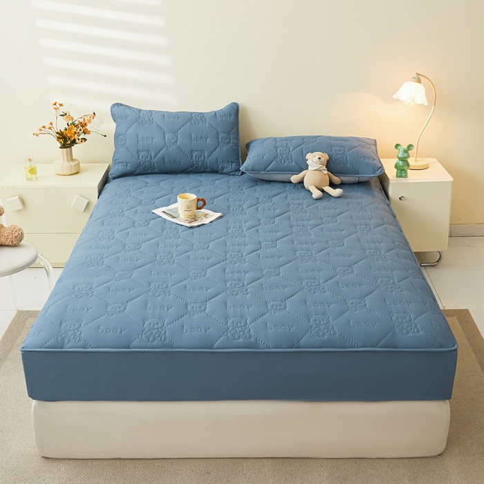 91家纺网 家纺一手货源 找家纺 LIFE.丽芙 2025新款磨毛单件超声波小熊夹棉防水床笠三件套 小熊防水夹棉床笠-宾利蓝