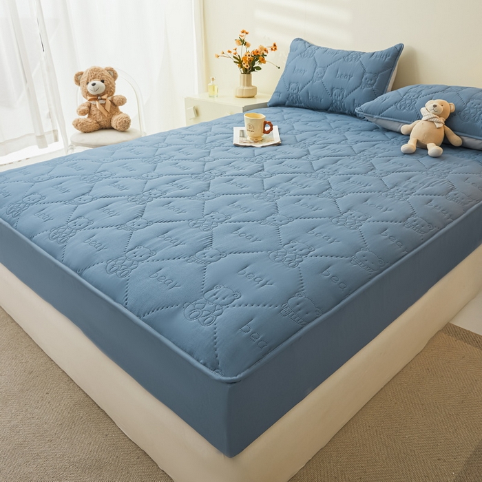 91家纺网 家纺一手货源 找家纺 LIFE.丽芙 2025新款磨毛单件超声波小熊夹棉防水床笠三件套 小熊防水夹棉床笠-宾利蓝