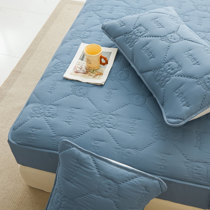 91家纺网 家纺一手货源 找家纺 LIFE.丽芙 2025新款磨毛单件超声波小熊夹棉防水床笠三件套 小熊防水夹棉床笠-宾利蓝