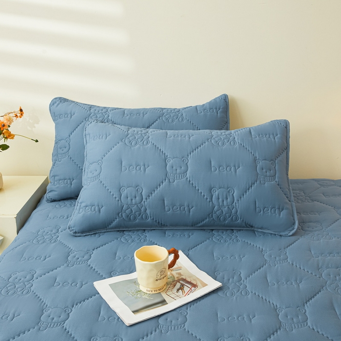 91家纺网 家纺一手货源 找家纺 LIFE.丽芙 2025新款磨毛单件超声波小熊夹棉防水床笠三件套 小熊防水夹棉床笠-宾利蓝