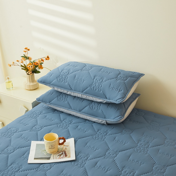 91家纺网 家纺一手货源 找家纺 LIFE.丽芙 2025新款磨毛单件超声波小熊夹棉防水床笠三件套 小熊防水夹棉床笠-宾利蓝