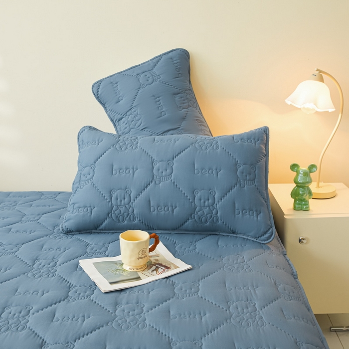 91家纺网 家纺一手货源 找家纺 LIFE.丽芙 2025新款磨毛单件超声波小熊夹棉防水床笠三件套 小熊防水夹棉床笠-宾利蓝