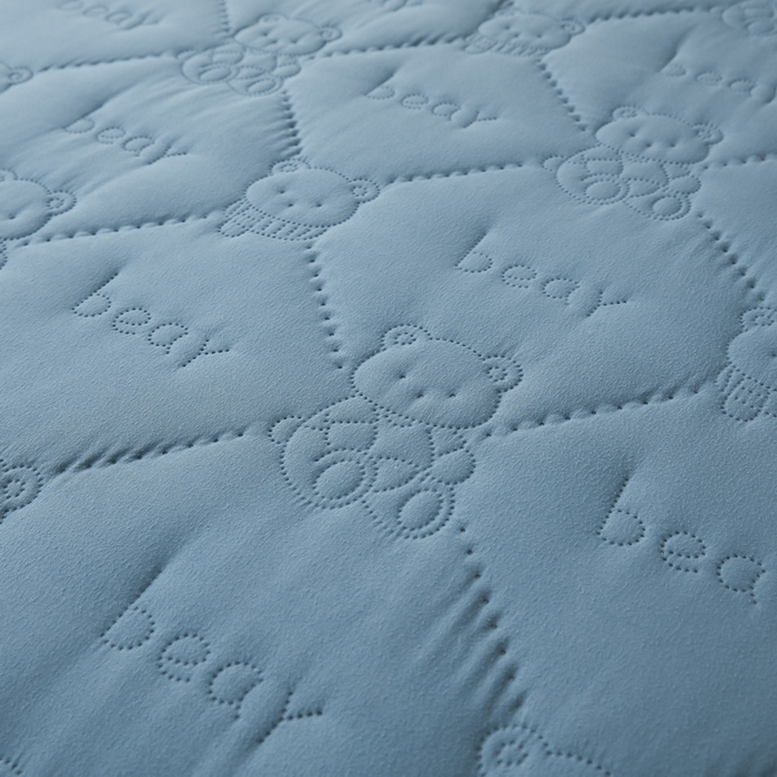 91家纺网 家纺一手货源 找家纺 LIFE.丽芙 2025新款磨毛单件超声波小熊夹棉防水床笠三件套 小熊防水夹棉床笠-宾利蓝