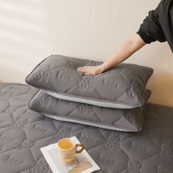 91家纺网 家纺一手货源 找家纺 LIFE.丽芙 2025新款磨毛单件超声波小熊夹棉防水床笠三件套 小熊防水夹棉床笠-高级灰