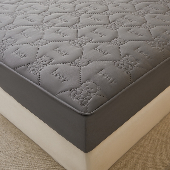 91家纺网 家纺一手货源 找家纺 LIFE.丽芙 2025新款磨毛单件超声波小熊夹棉防水床笠三件套 小熊防水夹棉床笠-高级灰