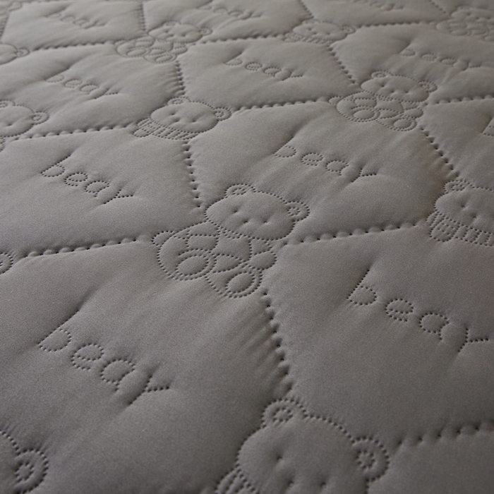 91家纺网 家纺一手货源 找家纺 LIFE.丽芙 2025新款磨毛单件超声波小熊夹棉防水床笠三件套 小熊防水夹棉床笠-高级灰