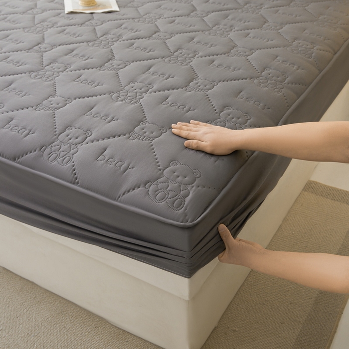 91家纺网 家纺一手货源 找家纺 LIFE.丽芙 2025新款磨毛单件超声波小熊夹棉防水床笠三件套 小熊防水夹棉床笠-高级灰