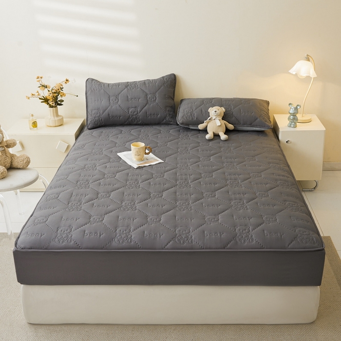 91家纺网 家纺一手货源 找家纺 LIFE.丽芙 2025新款磨毛单件超声波小熊夹棉防水床笠三件套 小熊防水夹棉床笠-高级灰