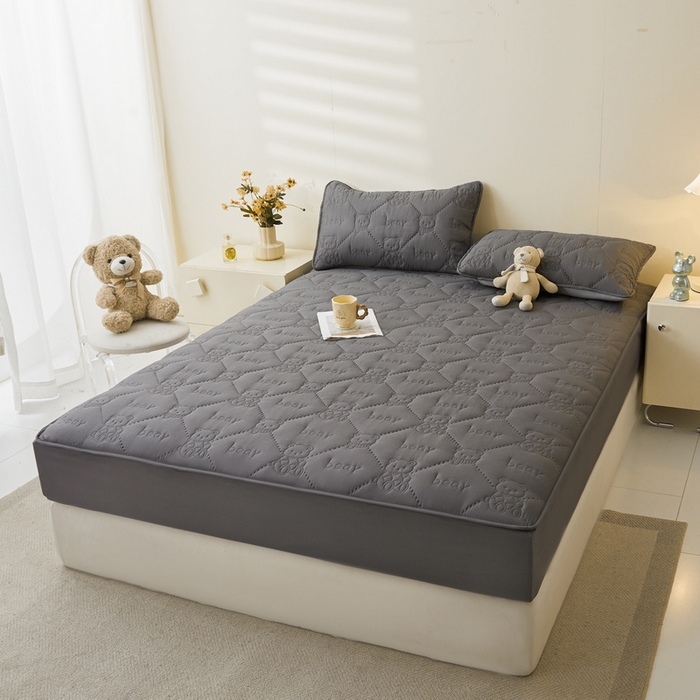 91家纺网 家纺一手货源 找家纺 LIFE.丽芙 2025新款磨毛单件超声波小熊夹棉防水床笠三件套 小熊防水夹棉床笠-高级灰