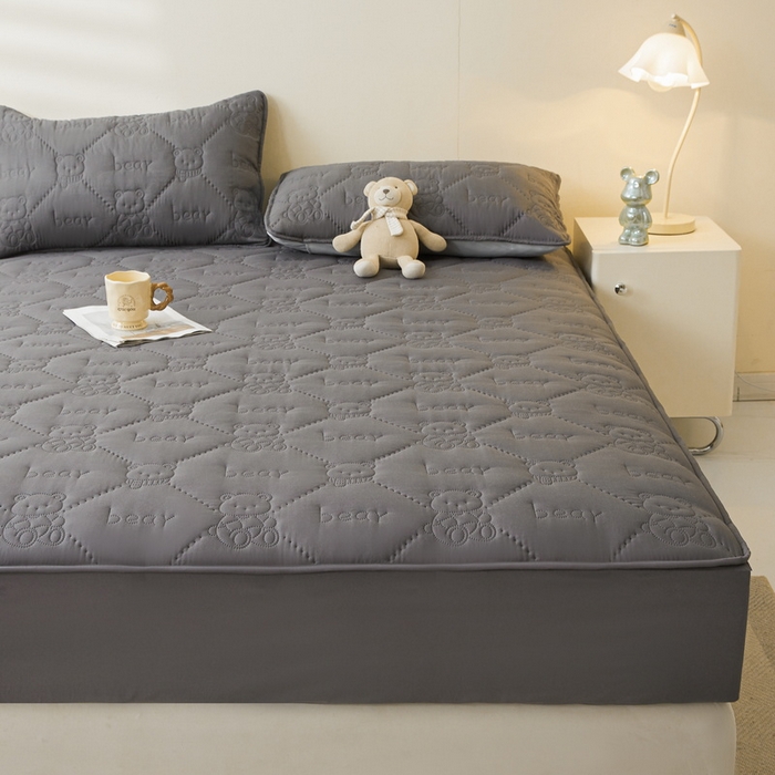 91家纺网 家纺一手货源 找家纺 LIFE.丽芙 2025新款磨毛单件超声波小熊夹棉防水床笠三件套 小熊防水夹棉床笠-高级灰
