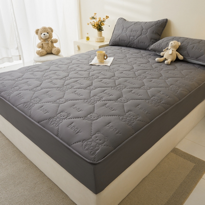 91家纺网 家纺一手货源 找家纺 LIFE.丽芙 2025新款磨毛单件超声波小熊夹棉防水床笠三件套 小熊防水夹棉床笠-高级灰