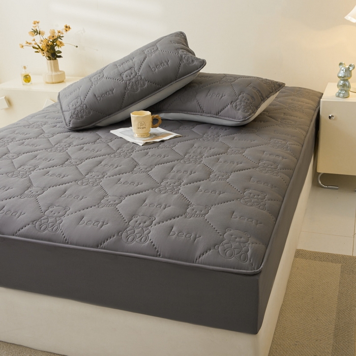 91家纺网 家纺一手货源 找家纺 LIFE.丽芙 2025新款磨毛单件超声波小熊夹棉防水床笠三件套 小熊防水夹棉床笠-高级灰