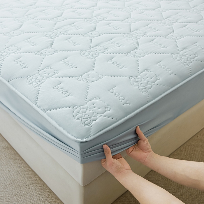 91家纺网 家纺一手货源 找家纺 LIFE.丽芙 2025新款磨毛单件超声波小熊夹棉防水床笠三件套 小熊防水夹棉床笠-天空蓝