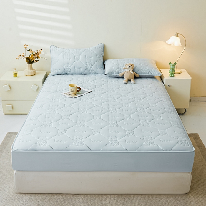 91家纺网 家纺一手货源 找家纺 LIFE.丽芙 2025新款磨毛单件超声波小熊夹棉防水床笠三件套 小熊防水夹棉床笠-天空蓝