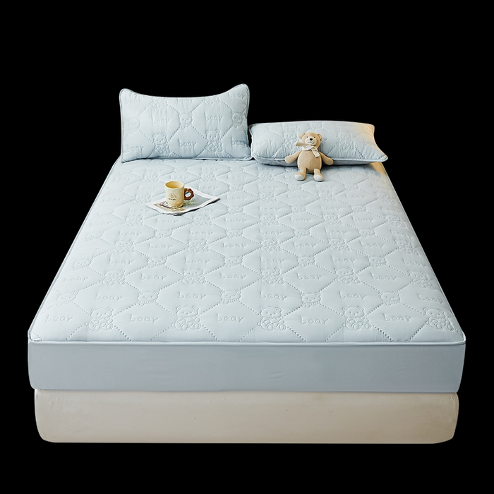 91家纺网 家纺一手货源 找家纺 LIFE.丽芙 2025新款磨毛单件超声波小熊夹棉防水床笠三件套 小熊防水夹棉床笠-天空蓝