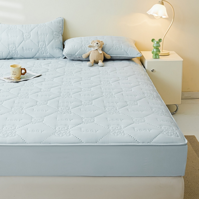 91家纺网 家纺一手货源 找家纺 LIFE.丽芙 2025新款磨毛单件超声波小熊夹棉防水床笠三件套 小熊防水夹棉床笠-天空蓝