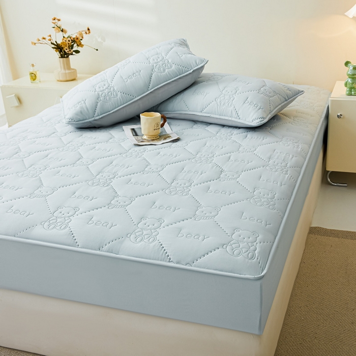 91家纺网 家纺一手货源 找家纺 LIFE.丽芙 2025新款磨毛单件超声波小熊夹棉防水床笠三件套 小熊防水夹棉床笠-天空蓝