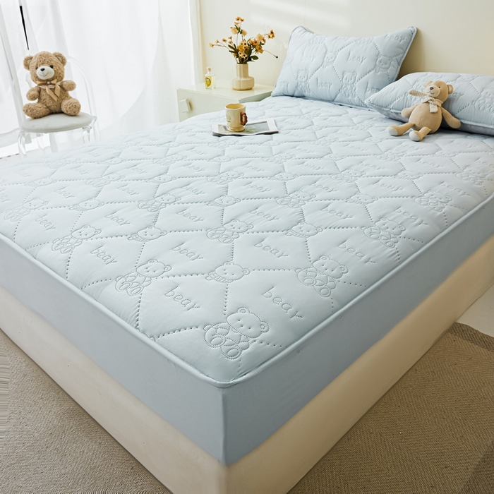 91家纺网 家纺一手货源 找家纺 LIFE.丽芙 2025新款磨毛单件超声波小熊夹棉防水床笠三件套 小熊防水夹棉床笠-天空蓝