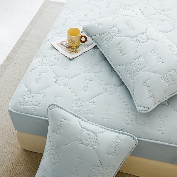 91家纺网 家纺一手货源 找家纺 LIFE.丽芙 2025新款磨毛单件超声波小熊夹棉防水床笠三件套 小熊防水夹棉床笠-天空蓝