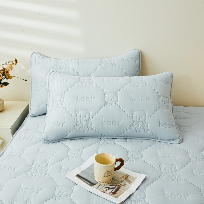 91家纺网 家纺一手货源 找家纺 LIFE.丽芙 2025新款磨毛单件超声波小熊夹棉防水床笠三件套 小熊防水夹棉床笠-天空蓝