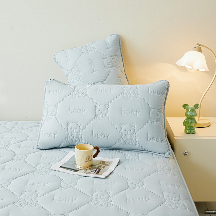91家纺网 家纺一手货源 找家纺 LIFE.丽芙 2025新款磨毛单件超声波小熊夹棉防水床笠三件套 小熊防水夹棉床笠-天空蓝