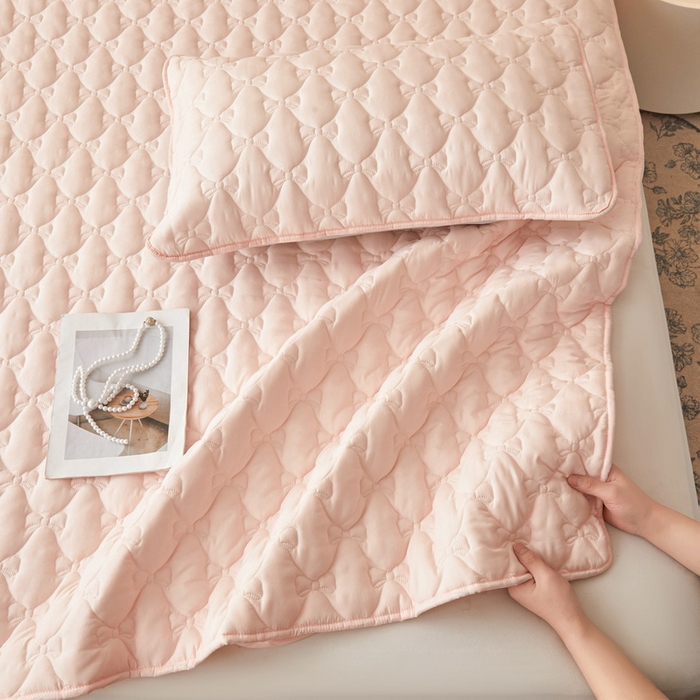 91家纺网 家纺一手货源 找家纺 LIFE.丽芙 2025新款水洗原棉单件蝴蝶结绗缝夹棉床笠三件套 蝴蝶结床笠-奶油粉