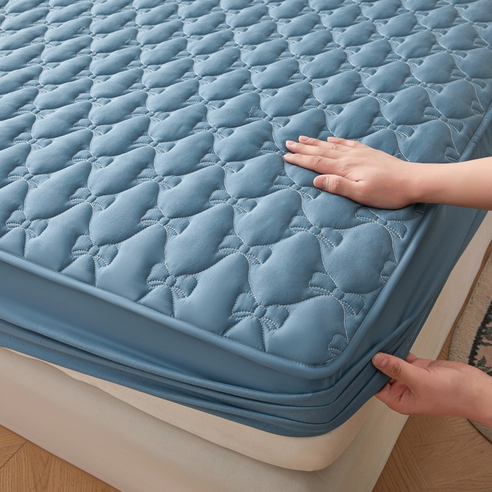 91家纺网 家纺一手货源 找家纺 LIFE.丽芙 2025新款水洗原棉单件蝴蝶结绗缝夹棉床笠三件套 蝴蝶结床笠-宾利蓝