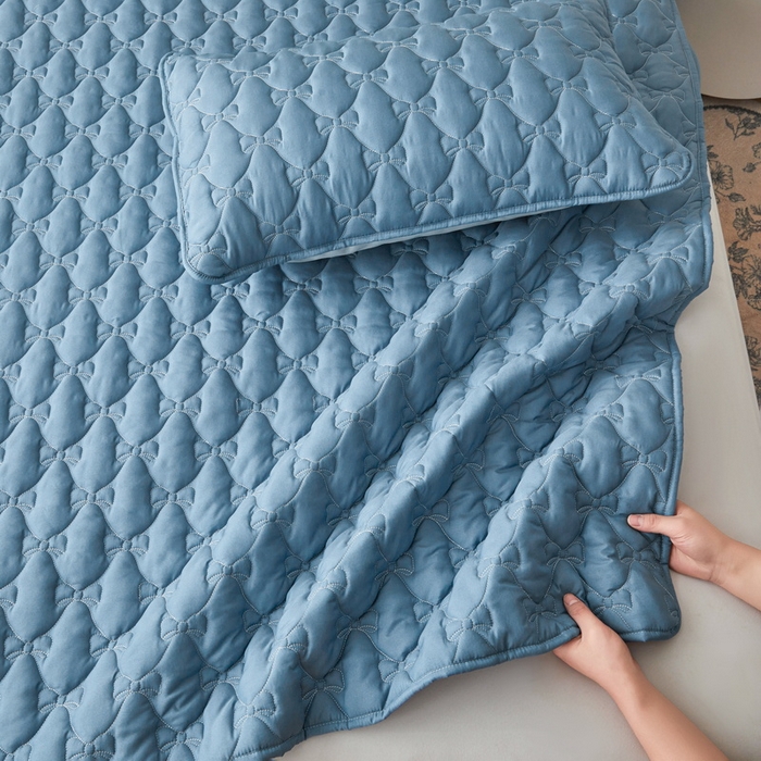 91家纺网 家纺一手货源 找家纺 LIFE.丽芙 2025新款水洗原棉单件蝴蝶结绗缝夹棉床笠三件套 蝴蝶结床笠-宾利蓝