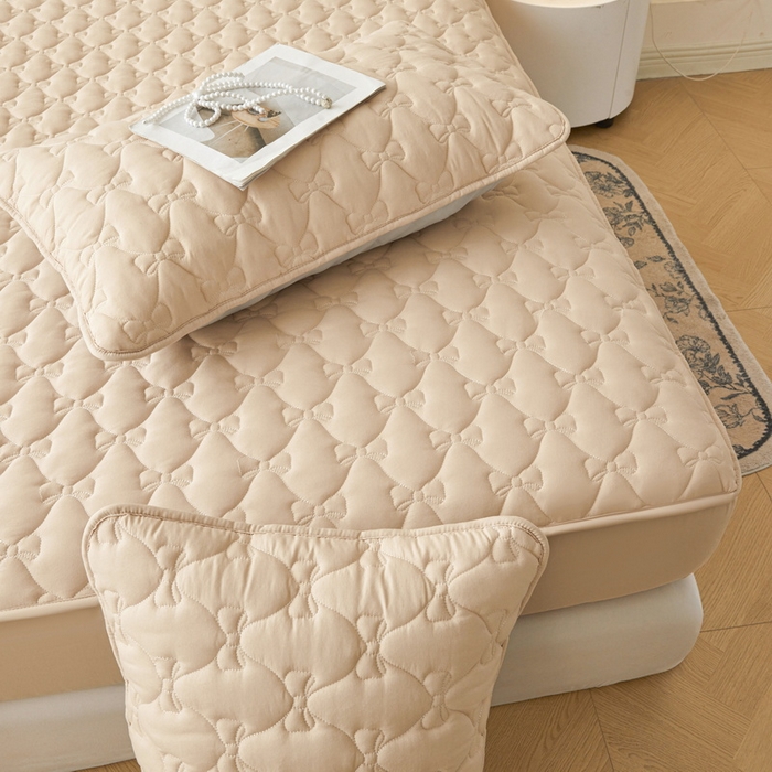 91家纺网 家纺一手货源 找家纺 LIFE.丽芙 2025新款水洗原棉单件蝴蝶结绗缝夹棉床笠三件套 蝴蝶结床笠-奶茶