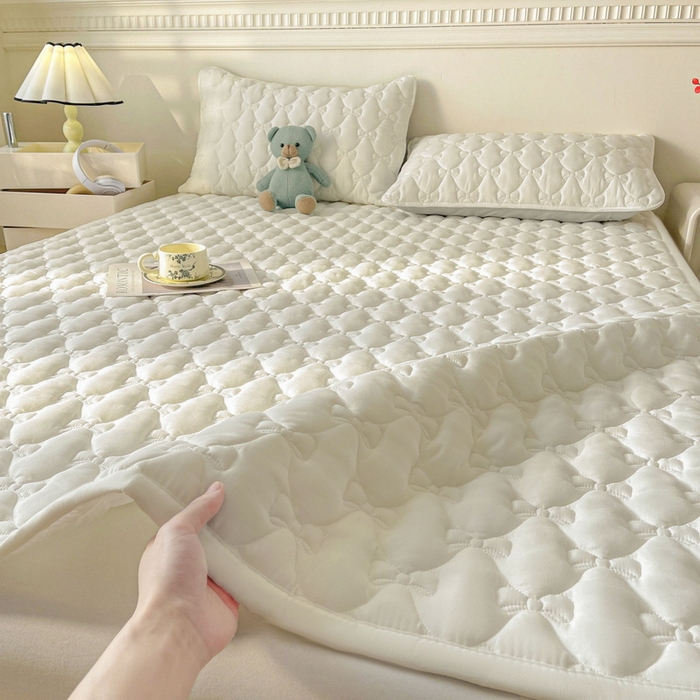 91家纺网 家纺一手货源 找家纺 LIFE.丽芙 2025新款水洗原棉单件蝴蝶结绗缝夹棉床褥垫子三件套 蝴蝶结床褥垫-奶昔白