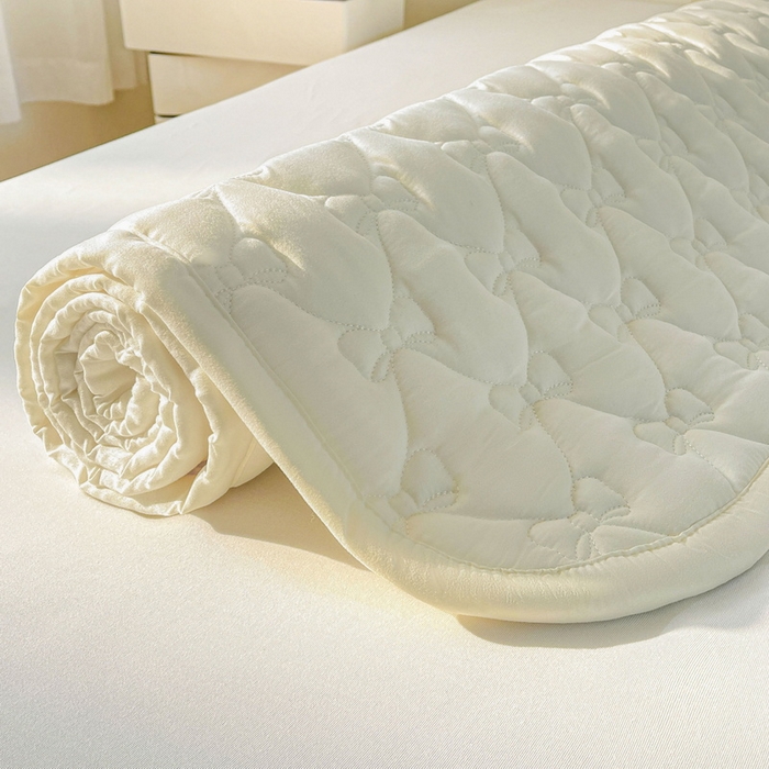 91家纺网 家纺一手货源 找家纺 LIFE.丽芙 2025新款水洗原棉单件蝴蝶结绗缝夹棉床褥垫子三件套 蝴蝶结床褥垫-奶昔白