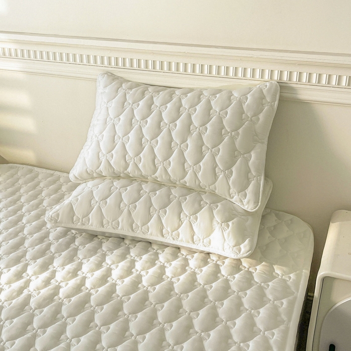 91家纺网 家纺一手货源 找家纺 LIFE.丽芙 2025新款水洗原棉单件蝴蝶结绗缝夹棉床褥垫子三件套 蝴蝶结床褥垫-奶昔白