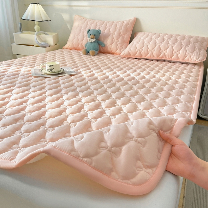 91家纺网 家纺一手货源 找家纺 LIFE.丽芙 2025新款水洗原棉单件蝴蝶结绗缝夹棉床褥垫子三件套 蝴蝶结床褥垫-奶油粉