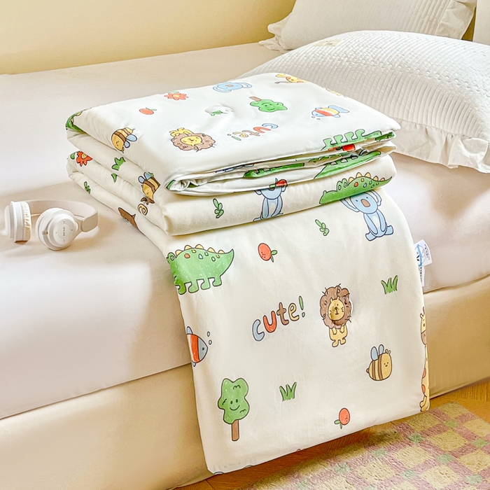 91家纺网 家纺一手货源 找家纺 小叮当家纺仓储工厂店 2026新款（全花型全花型大货 不断货）宝宝被子豆豆绒牛奶针织棉被子儿童被子豆豆被大豆被春秋被秋冬被 牛奶针织被-狮子派对