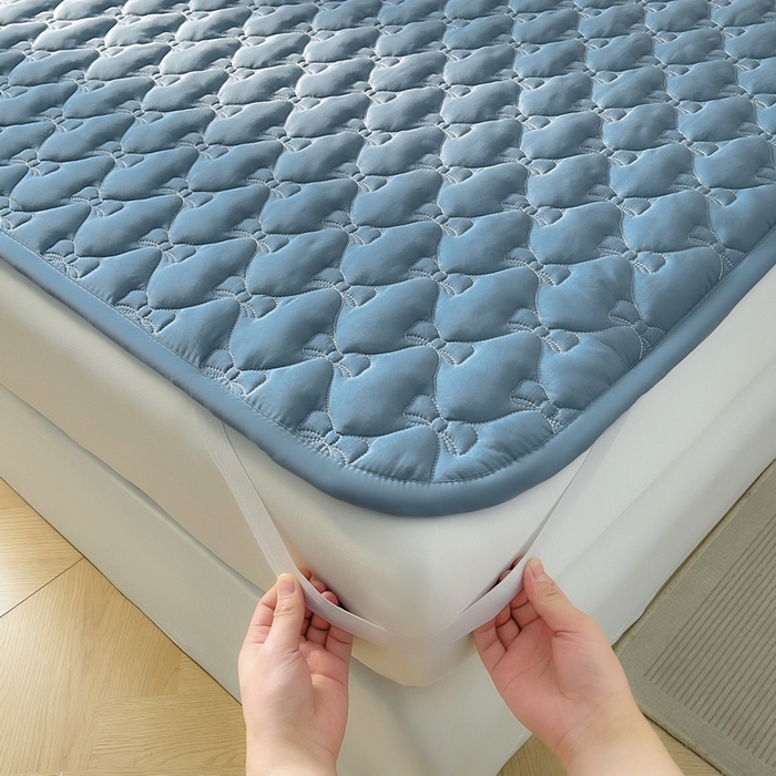 91家纺网 家纺一手货源 找家纺 LIFE.丽芙 2025新款水洗原棉单件蝴蝶结绗缝夹棉床褥垫子三件套 蝴蝶结床褥垫-宾利蓝