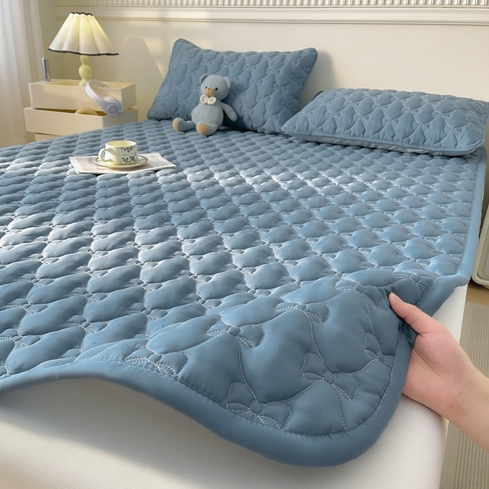 91家纺网 家纺一手货源 找家纺 LIFE.丽芙 2025新款水洗原棉单件蝴蝶结绗缝夹棉床褥垫子三件套 蝴蝶结床褥垫-宾利蓝