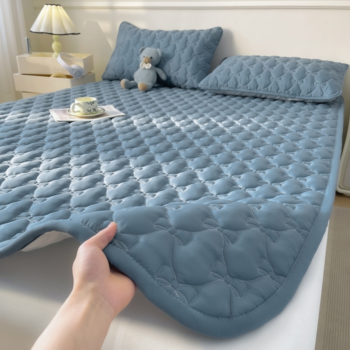 91家纺网 家纺一手货源 找家纺 LIFE.丽芙 2025新款水洗原棉单件蝴蝶结绗缝夹棉床褥垫子三件套 蝴蝶结床褥垫-宾利蓝