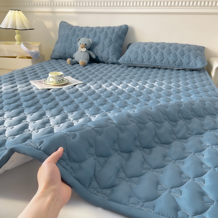 91家纺网 家纺一手货源 找家纺 LIFE.丽芙 2025新款水洗原棉单件蝴蝶结绗缝夹棉床褥垫子三件套 蝴蝶结床褥垫-宾利蓝