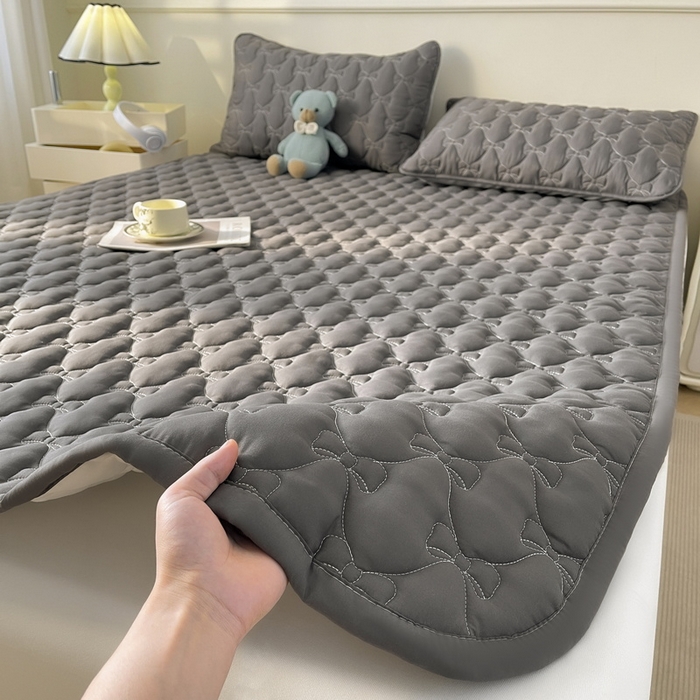 91家纺网 家纺一手货源 找家纺 LIFE.丽芙 2025新款水洗原棉单件蝴蝶结绗缝夹棉床褥垫子三件套 蝴蝶结床褥垫-高级灰