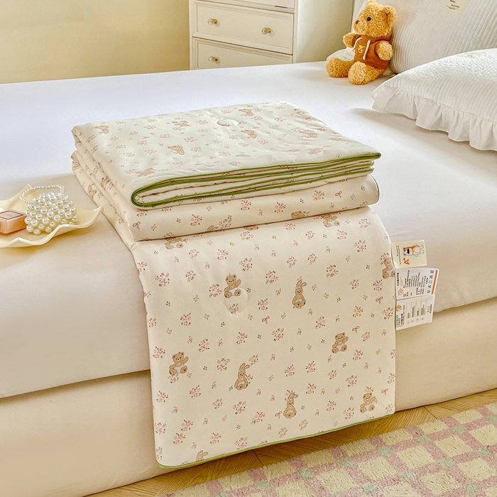 91家纺网 家纺一手货源 找家纺 小叮当家纺仓储工厂店 2026新款（全花型全花型大货 不断货）宝宝被子豆豆绒牛奶针织棉被子儿童被子豆豆被大豆被春秋被秋冬被 牛奶针织被-熊兔恋记