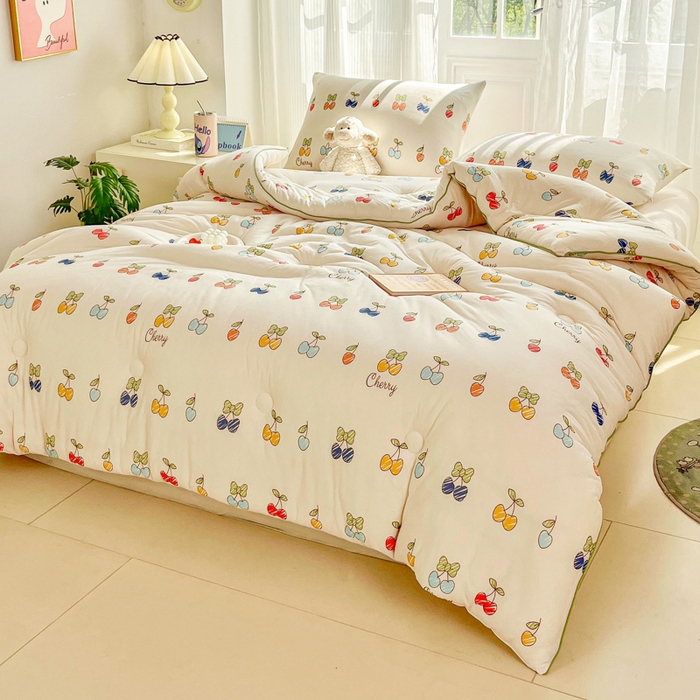 91家纺网 家纺一手货源 找家纺 小叮当家纺仓储工厂店 2026新款（全花型全花型大货 不断货）宝宝被子豆豆绒牛奶针织棉被子儿童被子豆豆被大豆被春秋被秋冬被 牛奶针织被-樱桃画