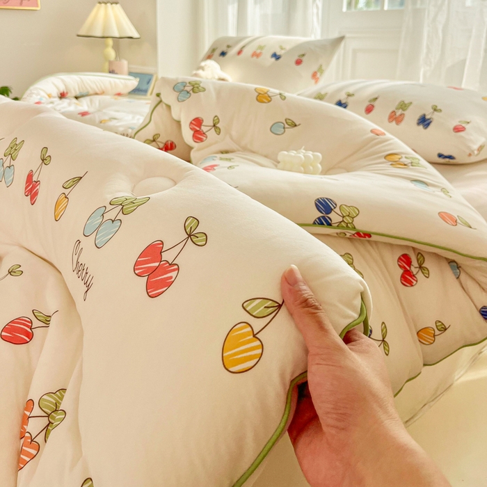 91家纺网 家纺一手货源 找家纺 小叮当家纺仓储工厂店 2026新款（全花型全花型大货 不断货）宝宝被子豆豆绒牛奶针织棉被子儿童被子豆豆被大豆被春秋被秋冬被 牛奶针织被-樱桃画