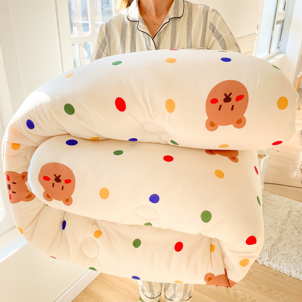 91家纺网 家纺一手货源 找家纺 小叮当家纺仓储工厂店 2026新款（全花型全花型大货 不断货）宝宝被子豆豆绒牛奶针织棉被子儿童被子豆豆被大豆被春秋被秋冬被 展示图 抱拍